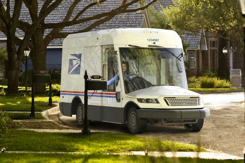 Американская почта получит 150 тысяч новых фургонов — за десять лет