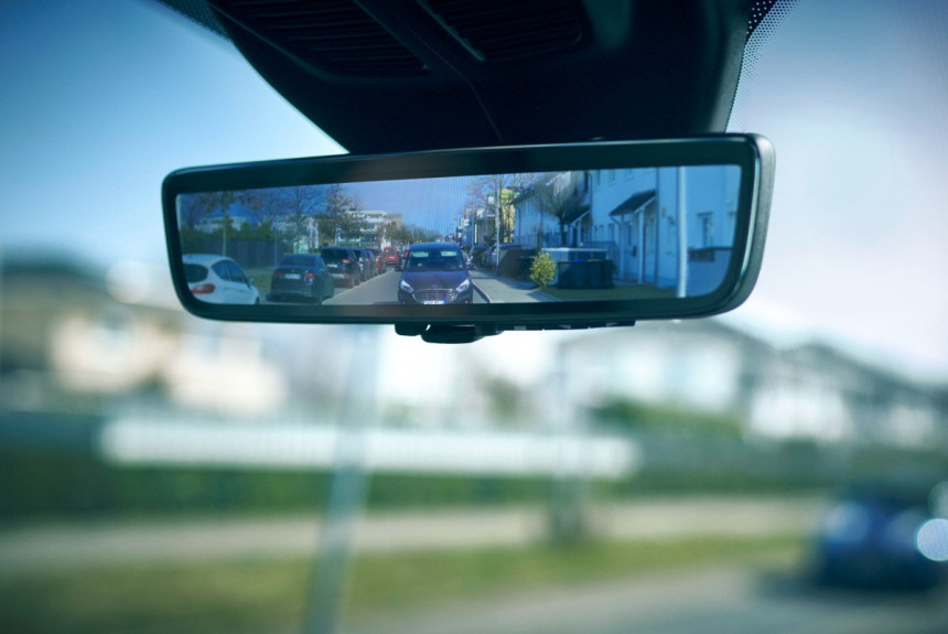 Ford Transit получил виртуальное зеркало заднего вида
