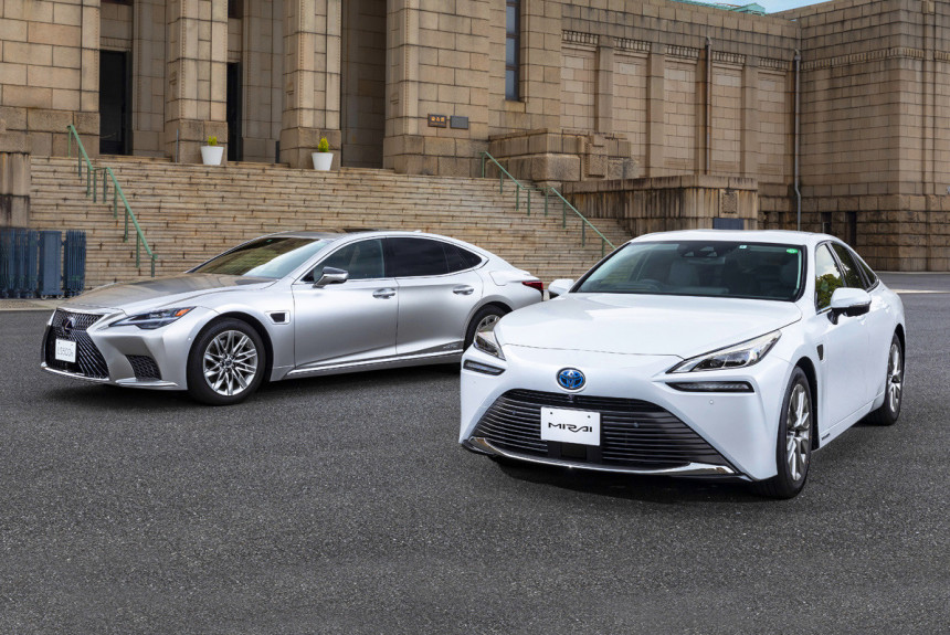 Lexus LS и Toyota Mirai первыми обрели автопилот