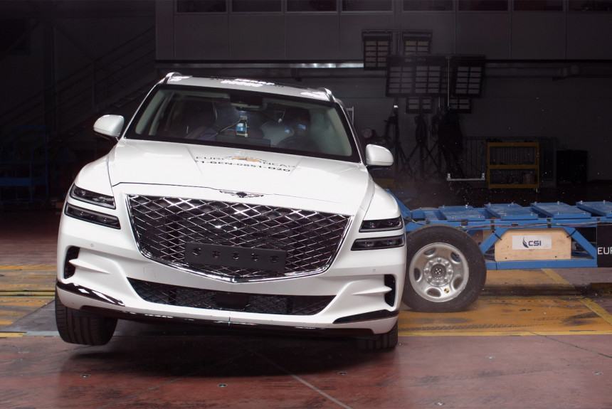 Краш-тест Hyundai Genesis проверка безопасности и прочности автомобиля