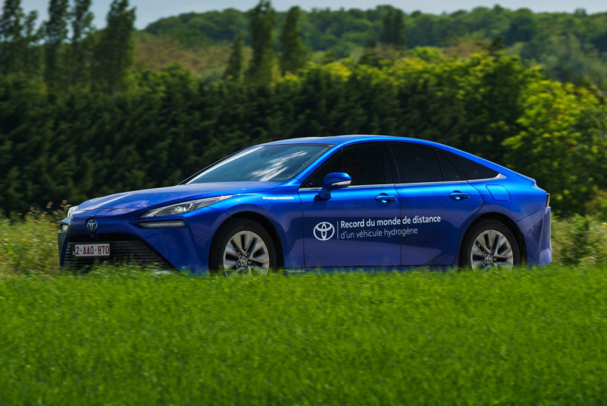 Toyota Mirai установила рекорд пробега на одном баке водорода
