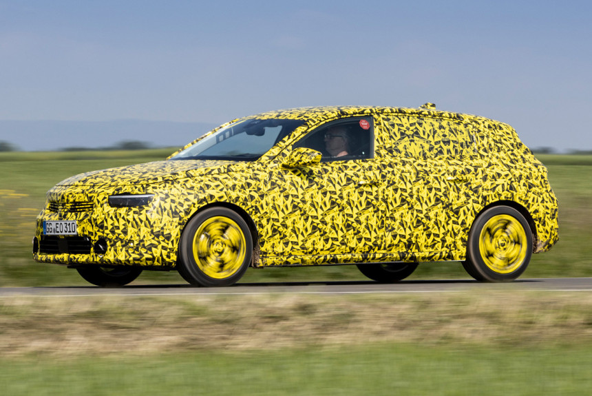 Opel Astra нового поколения: пока в камуфляже