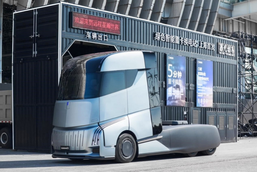 Сменные батареи и встроенный санузел: в Китае представили автопоезд будущего