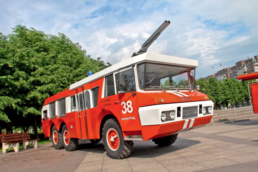 Красный вагон: изучаем уникальный пожарный ЗИЛ 1977 года