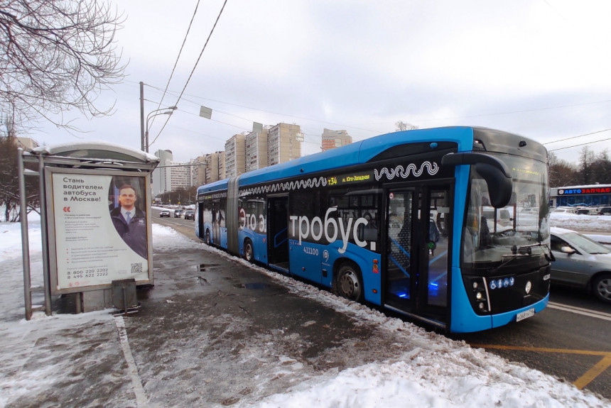 На сочлененном электробусе КАМАЗ по Москве: холодно!