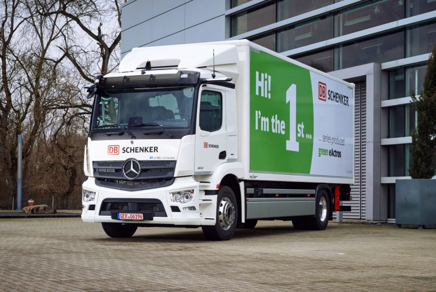 Первый серийный Mercedes e-Actros передан компании DB Schenker