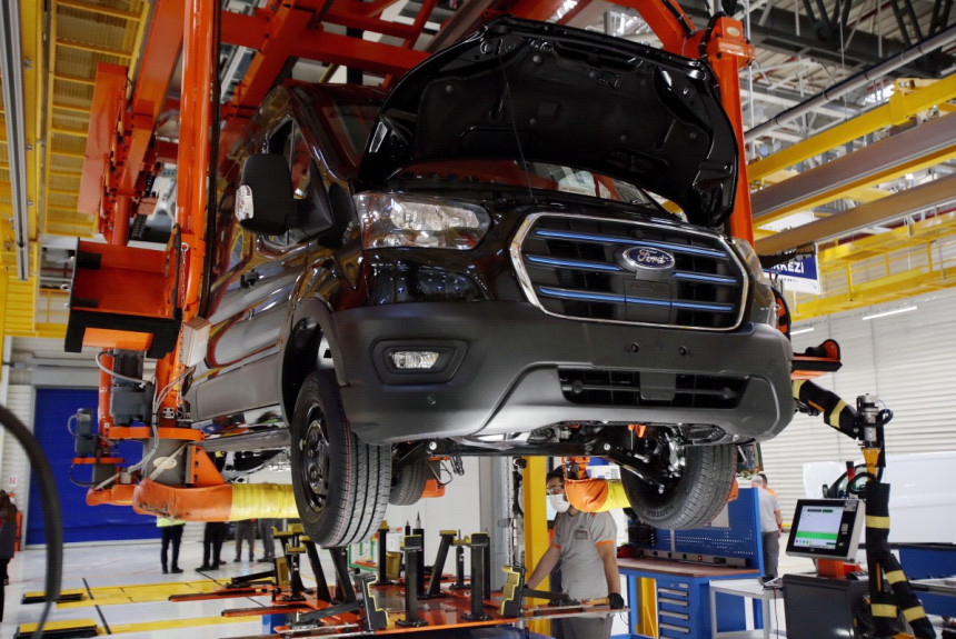 Ford начал отгрузки электрических Транзитов и расширяет производство в Турции
