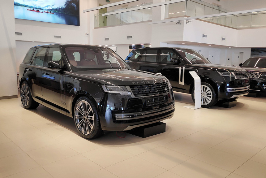 Новый Range Rover в России: параллельно у официалов