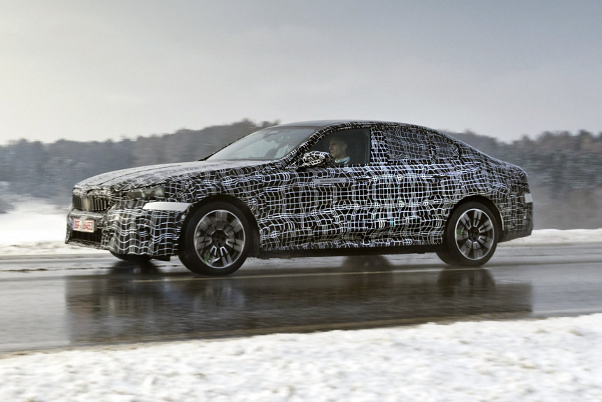 Дайджест дня: BMW i5 на тестах, студенческая Skoda и другие события индустрии