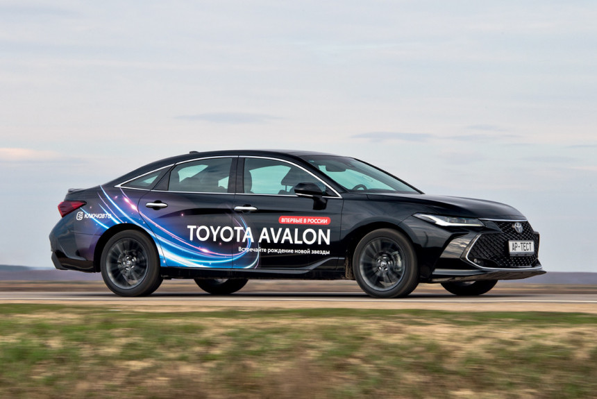 Большой седан Toyota Avalon — первый тест на полигоне