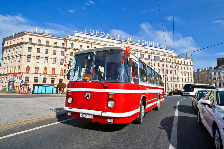 Лев Ленинграда: на ретроавтобусе ЛАЗ-695Н по Санкт-Петербургу