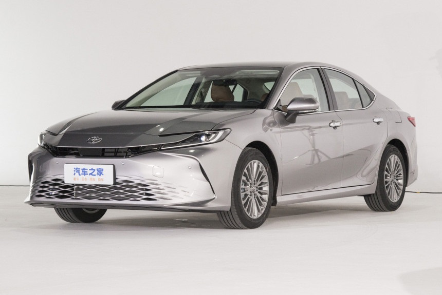 Взгляд на Toyota Camry со стороны.