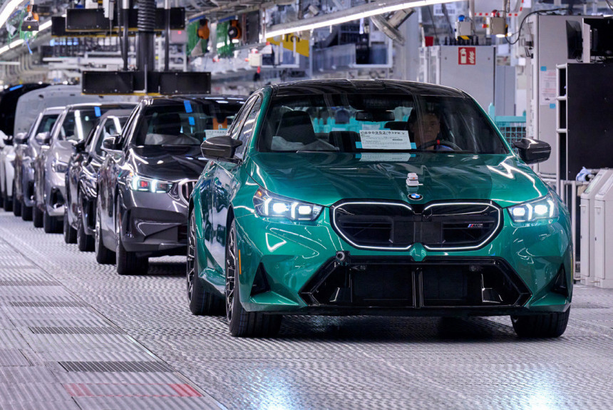 Дайджест дня: BMW M5 на конвейере, катер Maserati и другие события индустрии