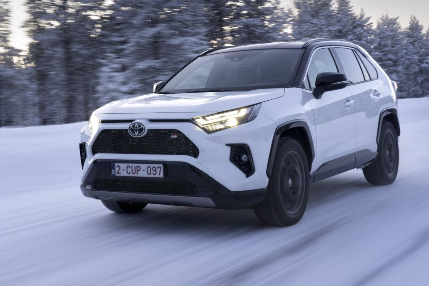 Toyota осталась лидером в автопроме: статистика 2024 года