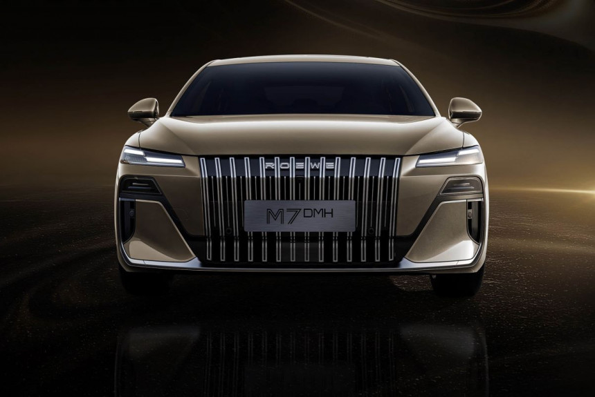 Гибридный седан Roewe M7 показал новый фирменный стиль
