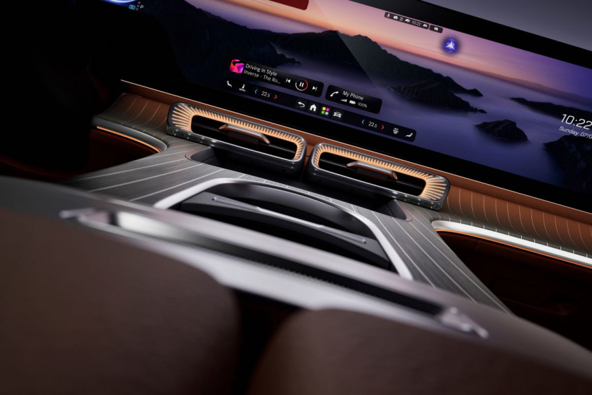 Mercedes-Benz дразнит: салон нового GLC и открытый G-класс