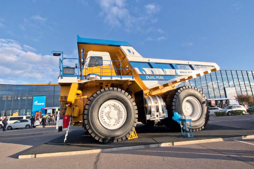 Газопанк: грузовики и автобусы на газовом форуме в Петербурге