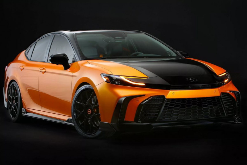 Toyota Camry и Corolla Cross принарядились для тюнинг-шоу SEMA