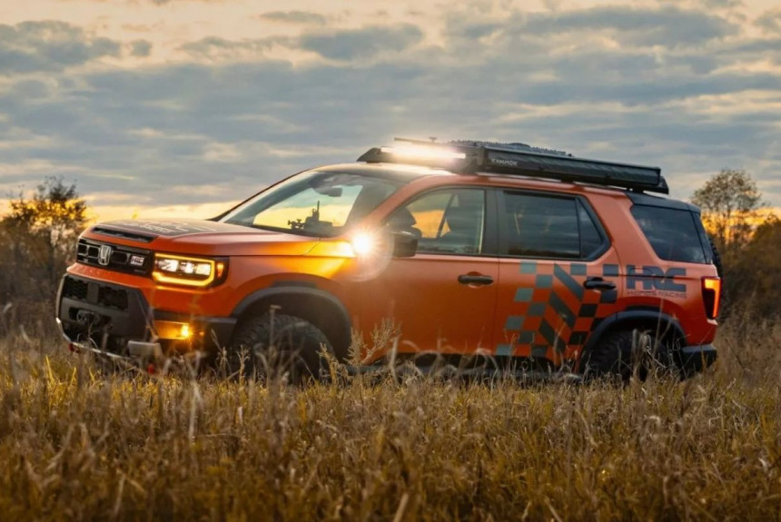 Показаны внедорожная Honda Passport HRC и раллийный Civic Type R