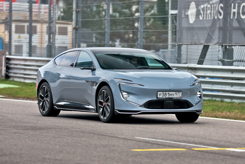 Леонид Голованов и Avatr 12 на треке «Сириус Автодром» и сочинских дорогах