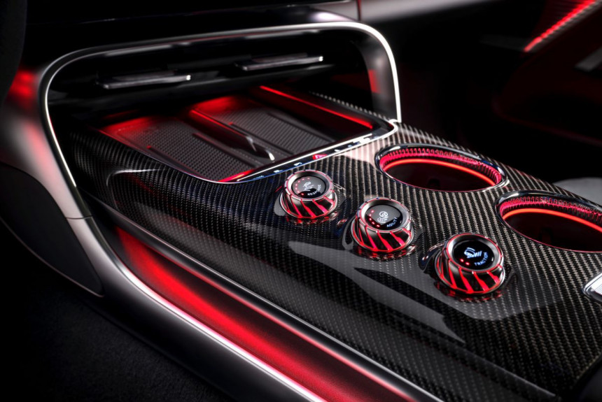 Лифтбек Mercedes-AMG GT предъявил серийный салон