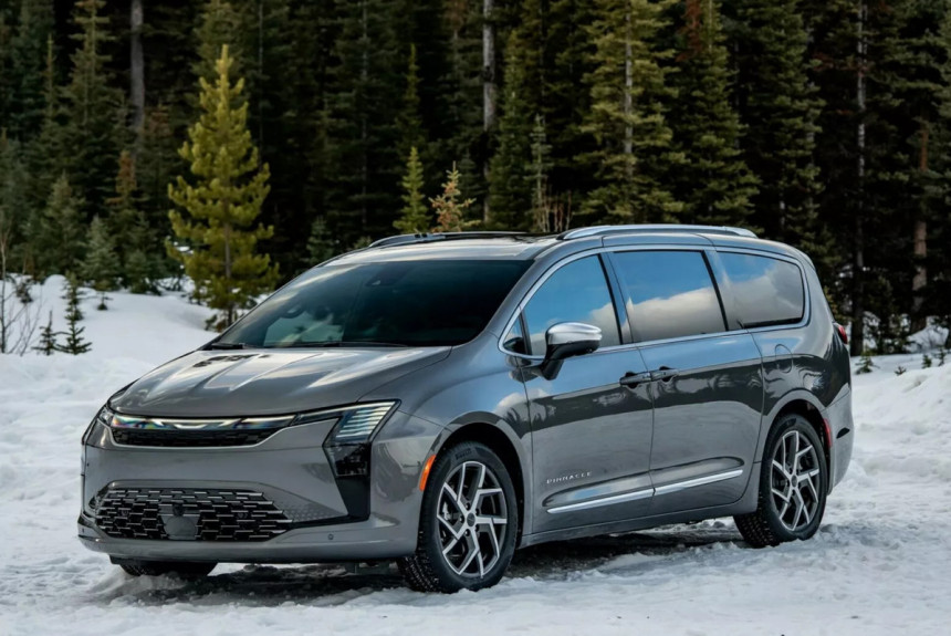 Обновленный минивэн Chrysler Pacifica: салон и цены