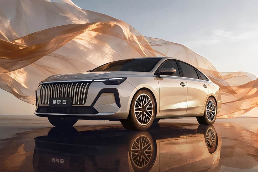 Новый седан Roewe i6 показан снаружи и внутри