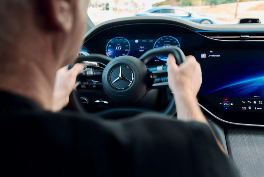 Обновленный Mercedes-Benz EQS сменит традиционный руль на «штурвал»