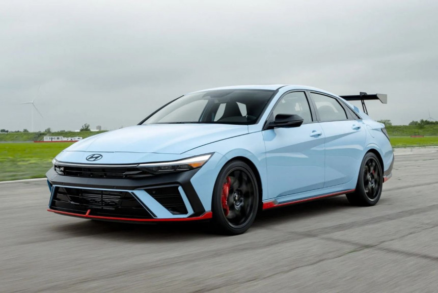 Спортседан Hyundai Elantra N TCR: окрыленный гонками