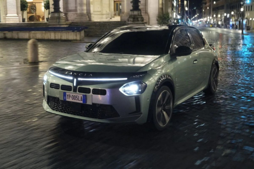 Хэтчбек Lancia Ypsilon променял электродовесок на «механику»