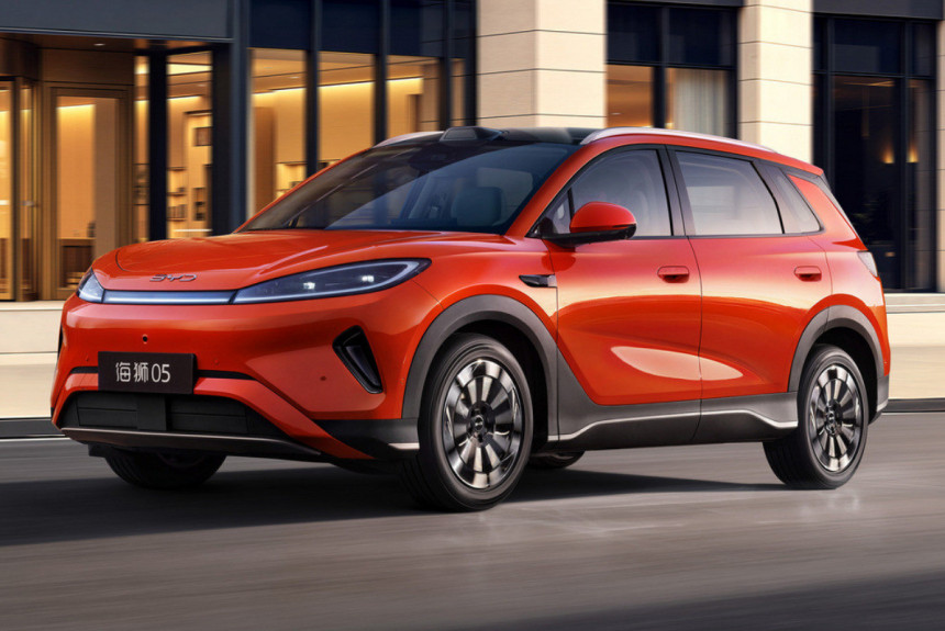 Рестайлинг принес гибриду и электромобилю BYD Sealion 05 одинаковую внешность