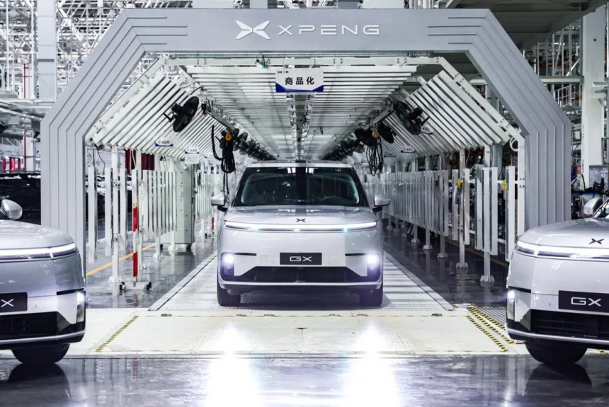 Кроссовер Xpeng GX превратился в роботакси