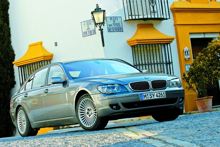 Сверхновая: зачем «семерке» BMW потребовался рестайлинг всего через три года после начала выпуска?