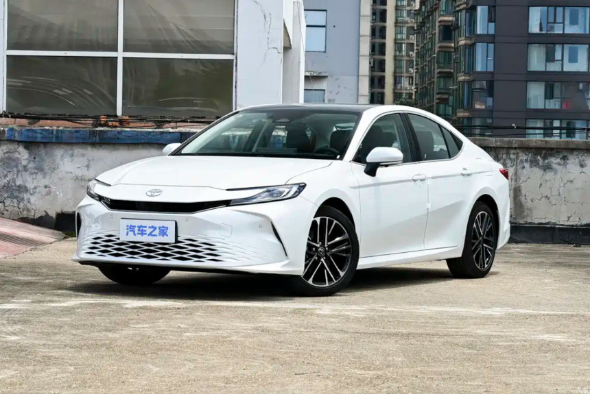Обновленная Toyota Camry для Китая: другой салон, богатая комплектация и прежняя техника