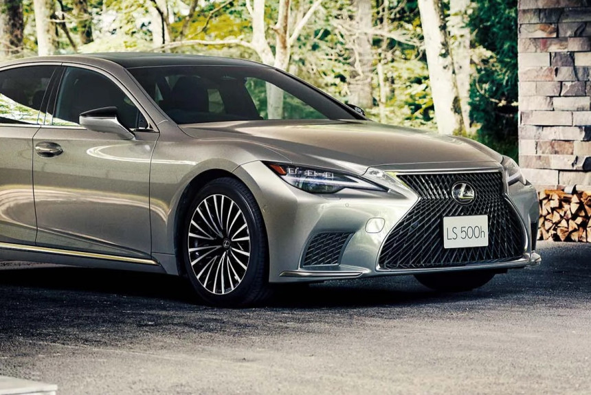 Lexus LS обновился и пока не собирается в отставку