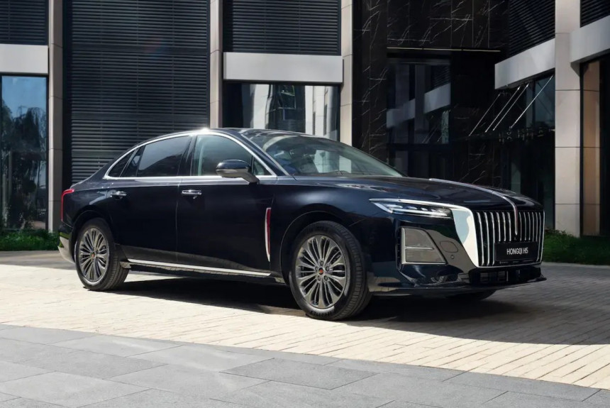 Обновленный седан Hongqi H5 прибыл в Россию: известна цена