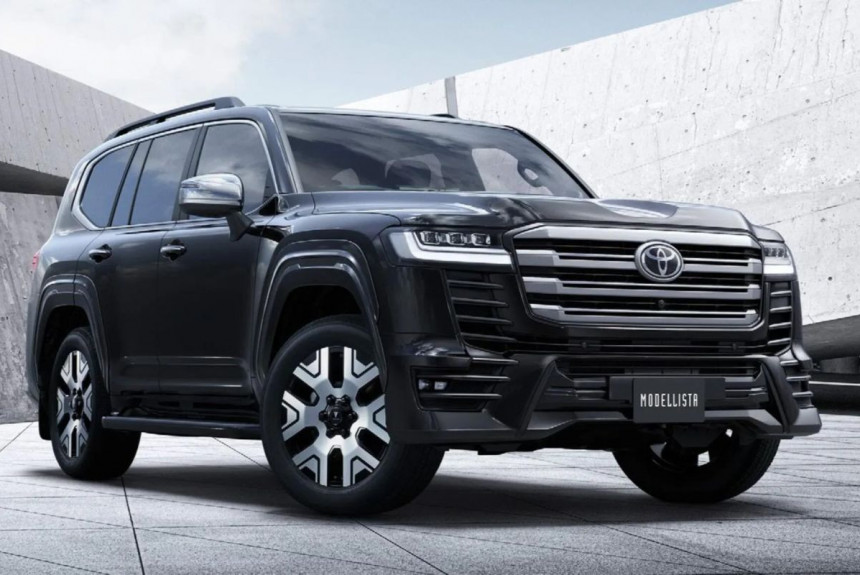 Гибрид Toyota Land Cruiser 300 принарядился и прибыл в Японию