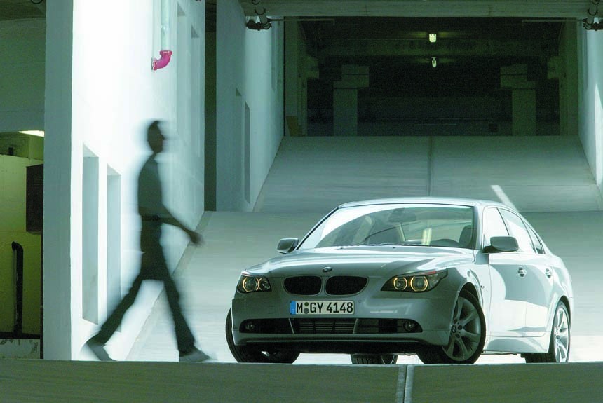 Знакомимся с новым седаном BMW пятой серии на дорогах Сардинии