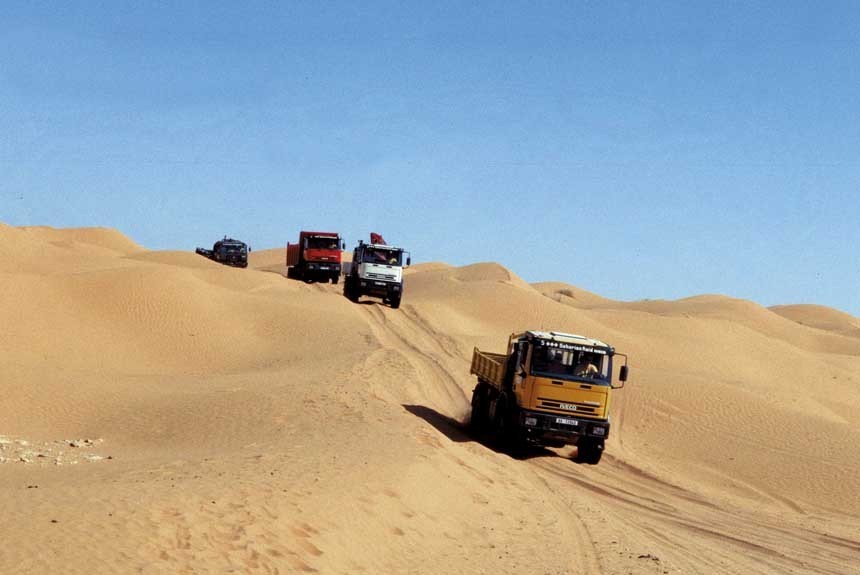 Долгая дорога в дюнах: рейд на грузовиках IVECO по пустыне Сахара