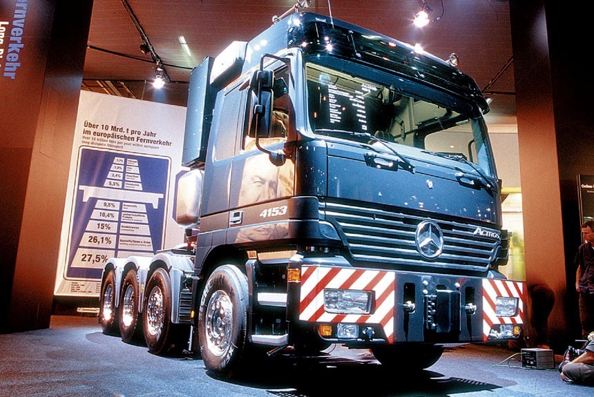 Экспозиция грузовиков на выставке IAA 2000 года