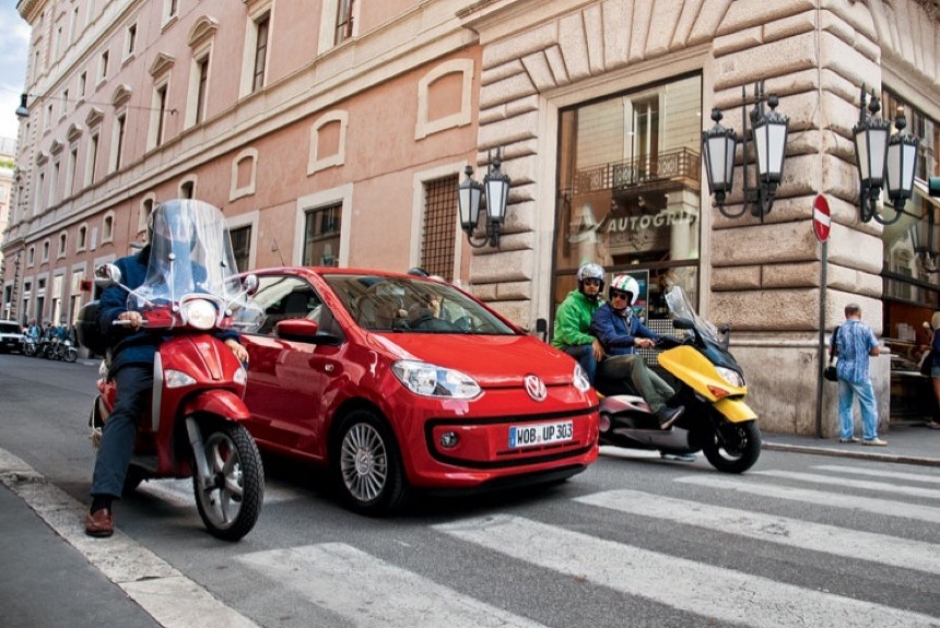 Никита Гудков поколесил по закоулкам Рима на миниатюрном хэтчбеке Volkswagen up!