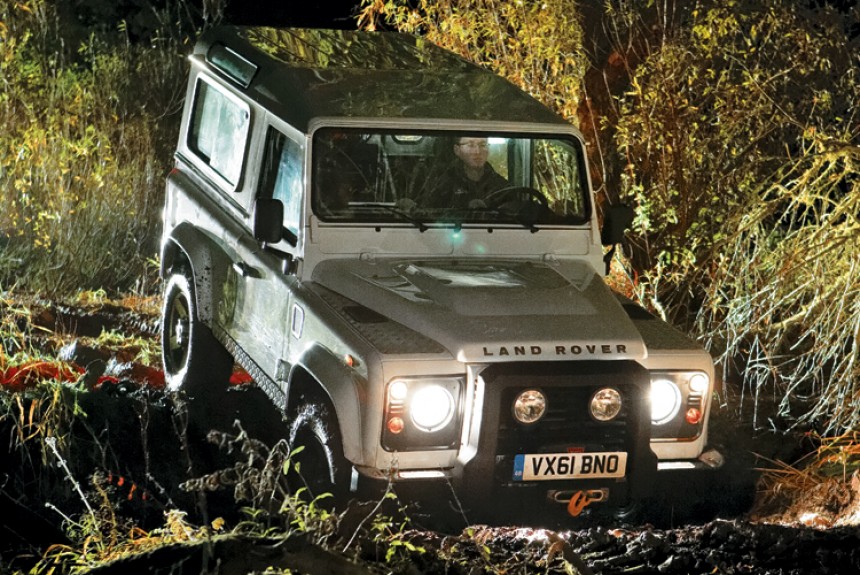 Ездим на внедорожнике Land Rover Defender по экологически чистой британской грязи