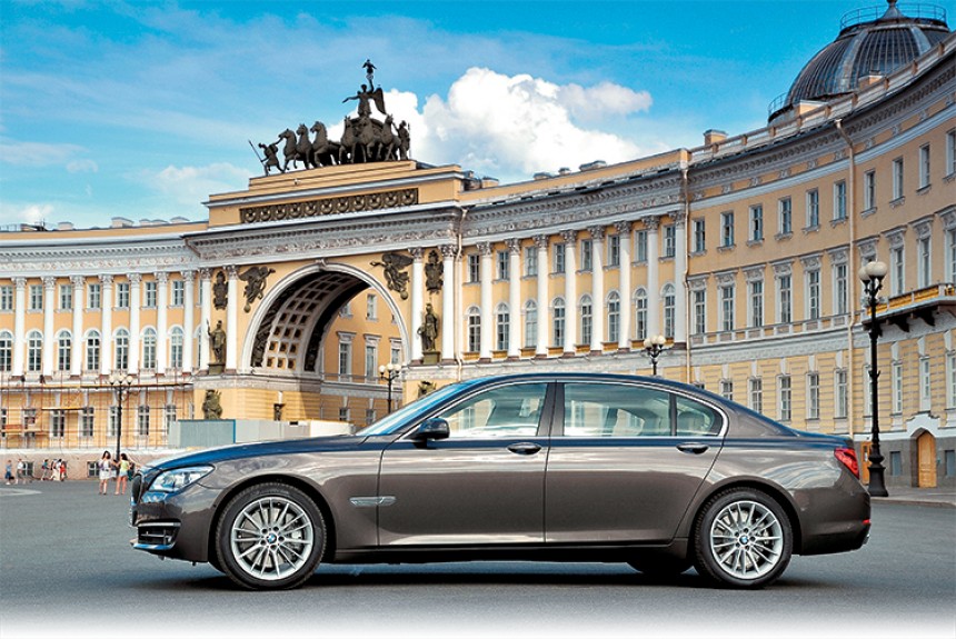 Павел Карин опробовал обновленный седан BMW седьмой серии в окрестностях Санкт-Петербурга