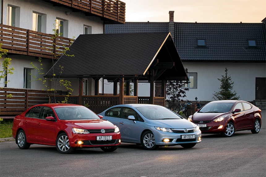 Седан Honda Civic против автомобилей Volkswagen Jetta и Hyundai Elantra. Какой из автомобилей лучше?