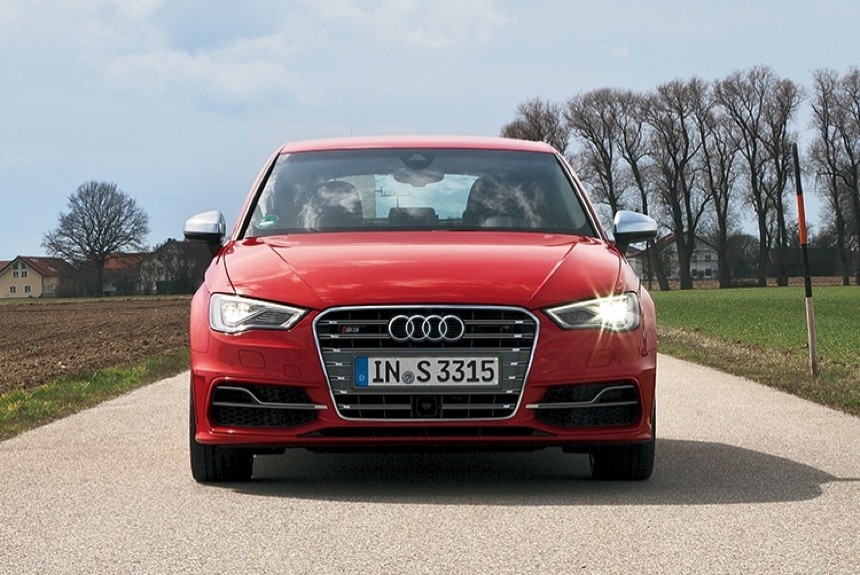 Одновременно с Audi RS6 в Мюнхене была представлена не столь «горячая», но куда более доступная новинка — Audi S3. Отныне двухлитровый …
