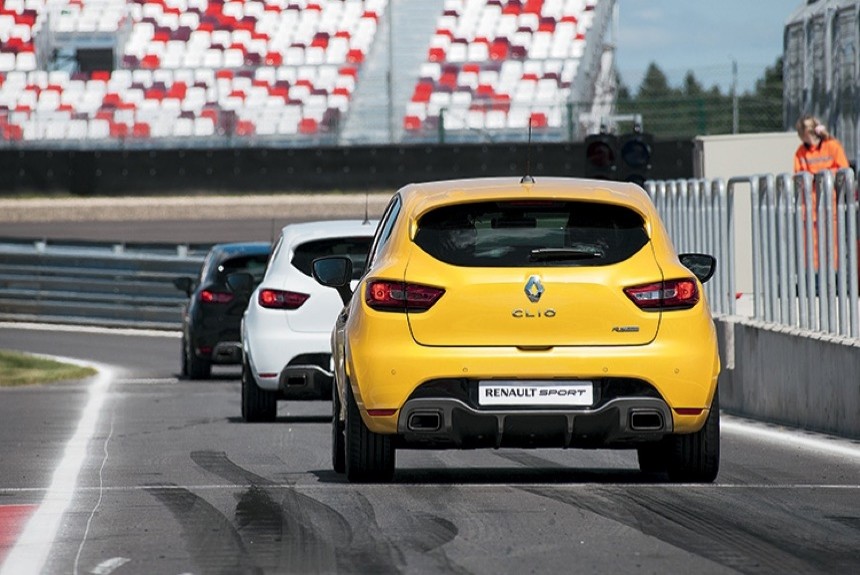 Три круга по трассе Moscow Raceway на новейшем хэтчбеке Renault Clio RS!