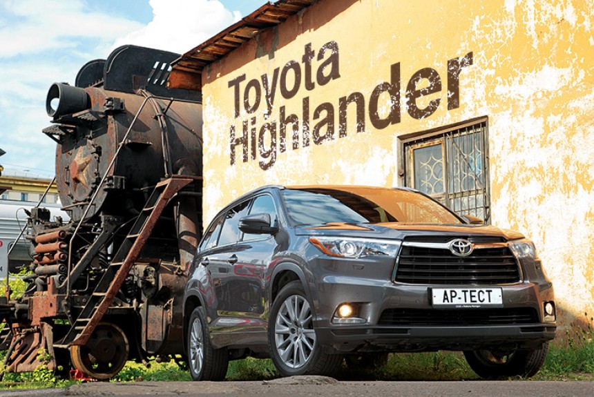 В нашей «примерочной» — Toyota Highlander с двигателем V6 3.5 (249 л.с.)