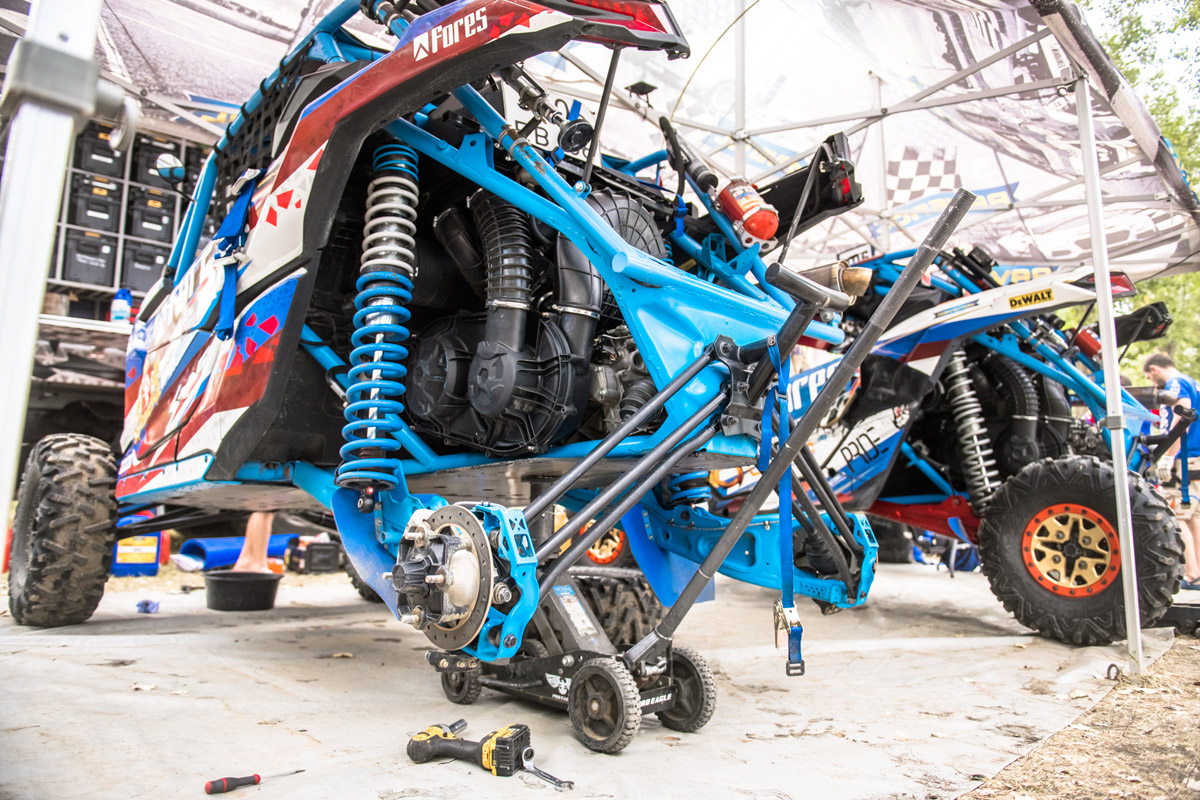 За готовый к бою мотовездеход категории SSV Super Sport надо выложить около пяти миллионов рублей, что почти в два раза больше стоимости серийной машины. Хотя по сравнению с ралли-рейдовыми прототипами категории Т1 это все равно копейки