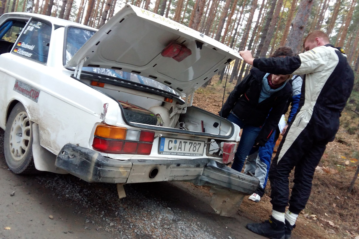 В отличие от этого «заслуженного» седана Volvo 242, стартовавшего в субботу перед нами, Жигули закончили гонку без единой царапины