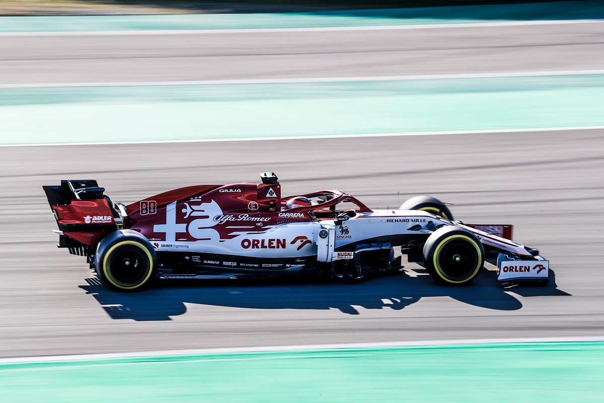 Розовый Mercedes и стильный экс Toro Rosso: знакомимся с новыми болидами  Формулы-1 — Авторевю